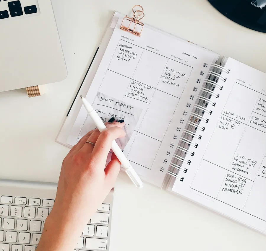 Ondernemer die afspraken en contentmomenten in een planner noteert