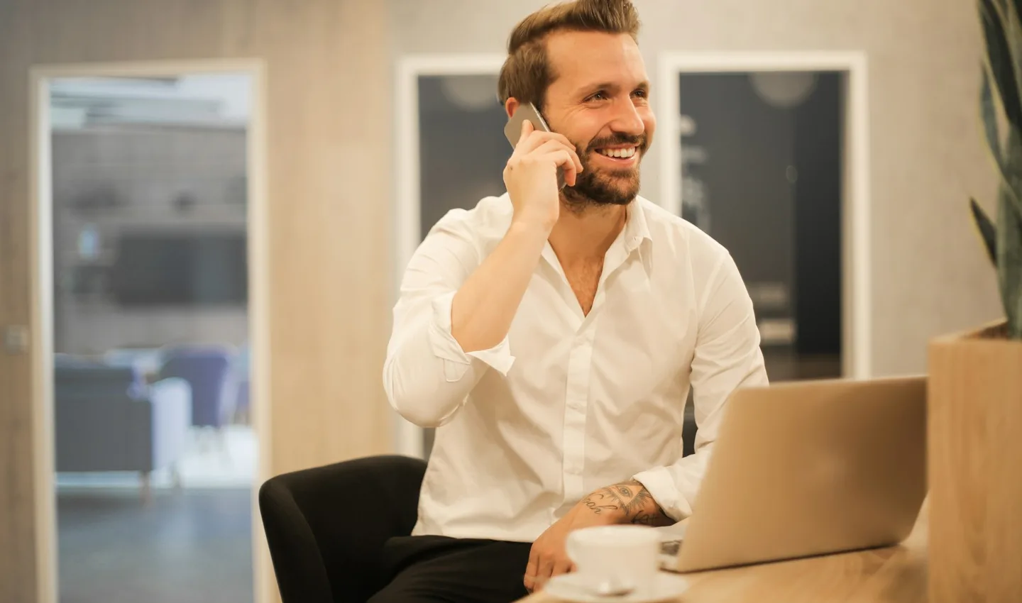 Ondernemer die tijdens zijn werk telefonisch contact heeft